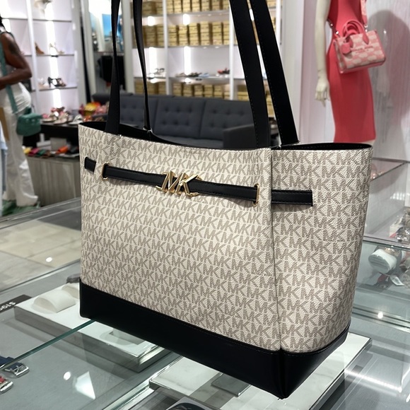 MICHAEL KORS
Reed Large Logo Shoulder Tote Bag
Vanilla/Black
Style# 35S3G6RT3B - Picture 2 of 16